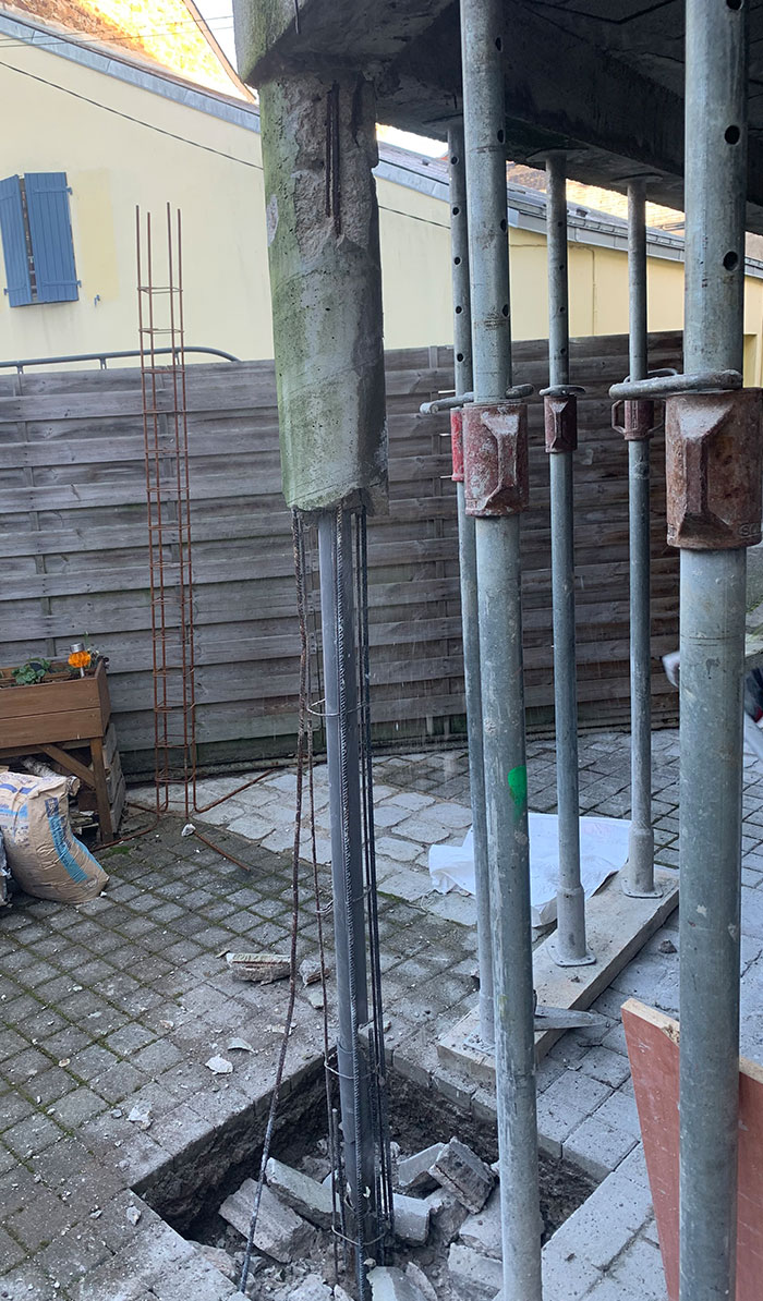 ERMGO Maçonnerie - Rénovation terrasse suspendue - Dépose poteau existant